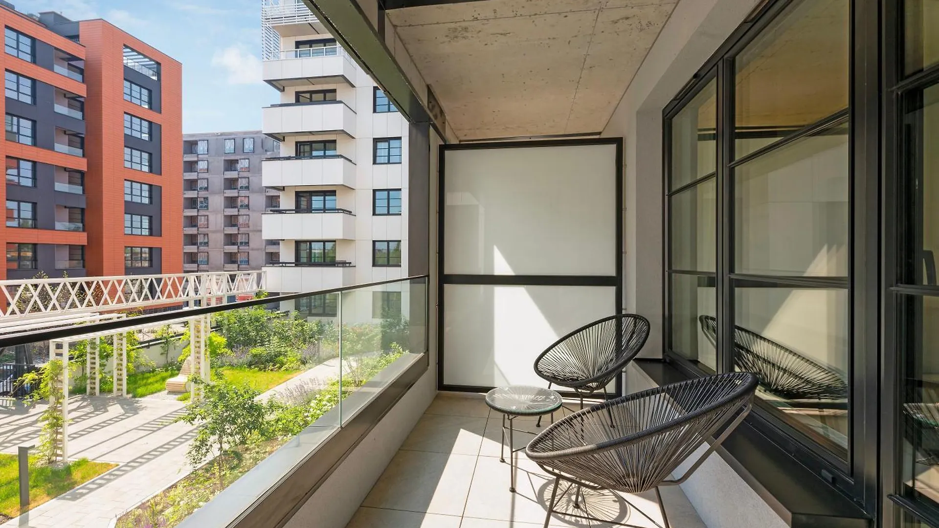 Doki Living - Foodhall & Parking By Downtown Apartments Danzica 0*,  Polonia